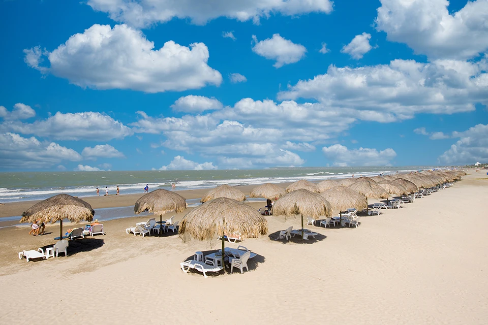 Playa con clima soleado en temporada alta.
